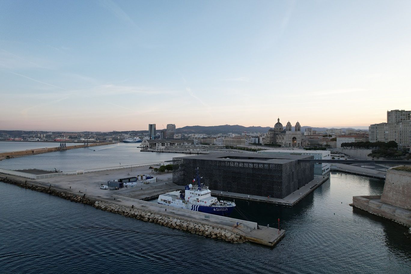 Le navire Plastic Odyssey devant le Mucem à Marseille