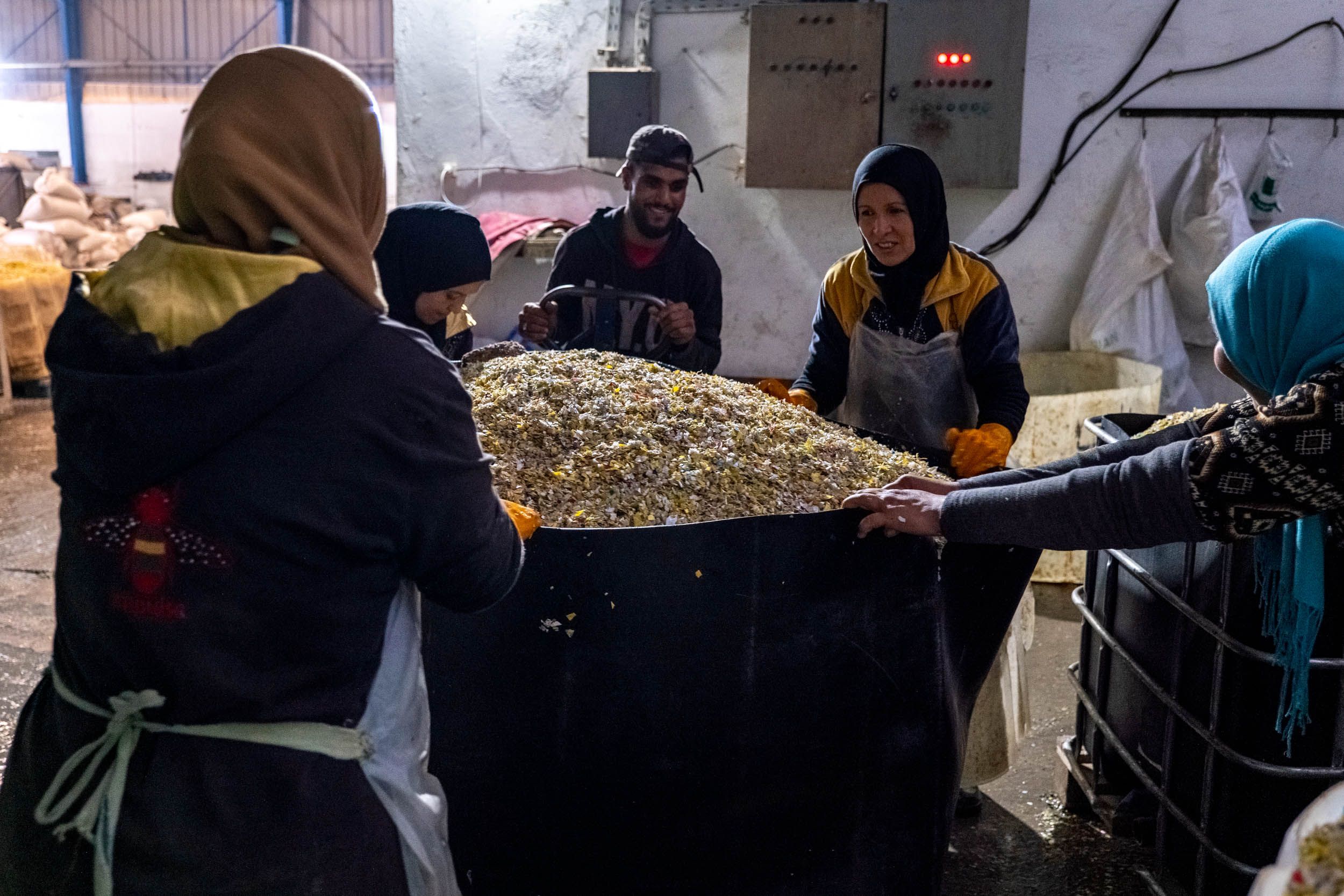 2022-12-13-Tunis_entreprise-recyclage-dechets-industriels_femmes-transportent-plastiques-nettoyé_P1314568©Maéva-Bardy