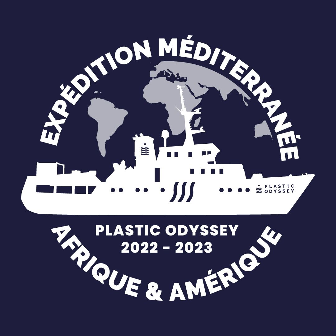 Ecusson-Expedition-2022-2023-Plastic-Odyssey-blanc-fond-bleu